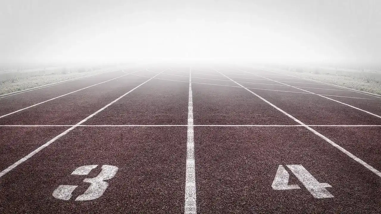 Couloirs 3 et 4 d’une piste d’athlétisme dans la brume